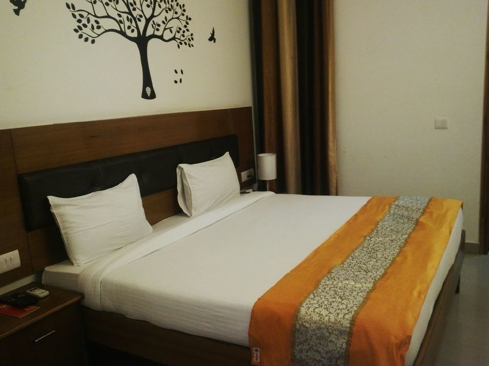 Red Carpet Hotels Нойда Екстер'єр фото