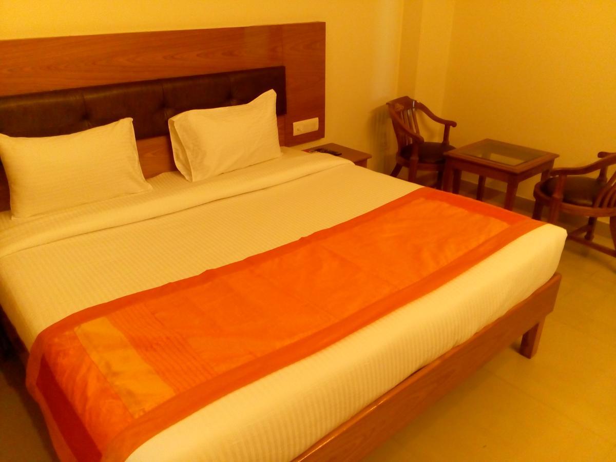 Red Carpet Hotels Нойда Екстер'єр фото