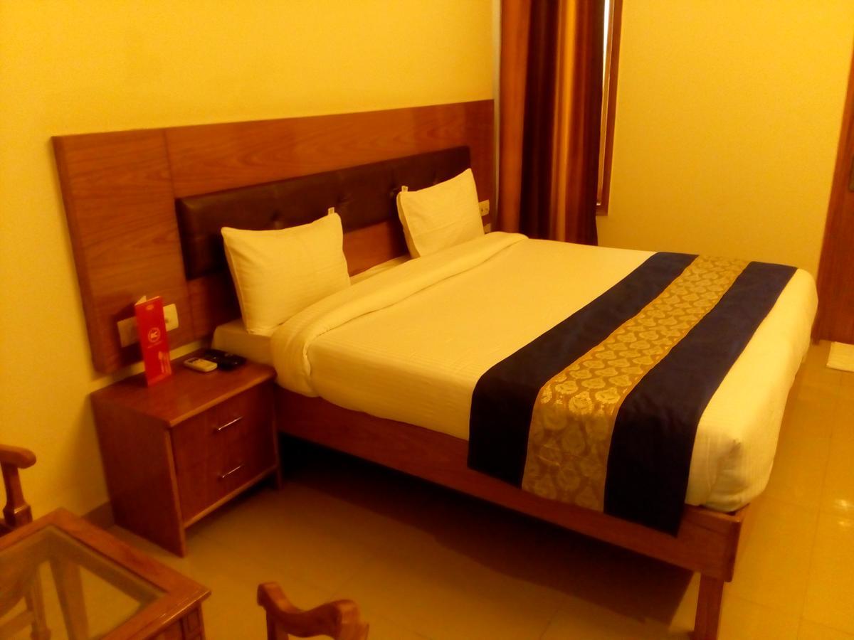 Red Carpet Hotels Нойда Екстер'єр фото