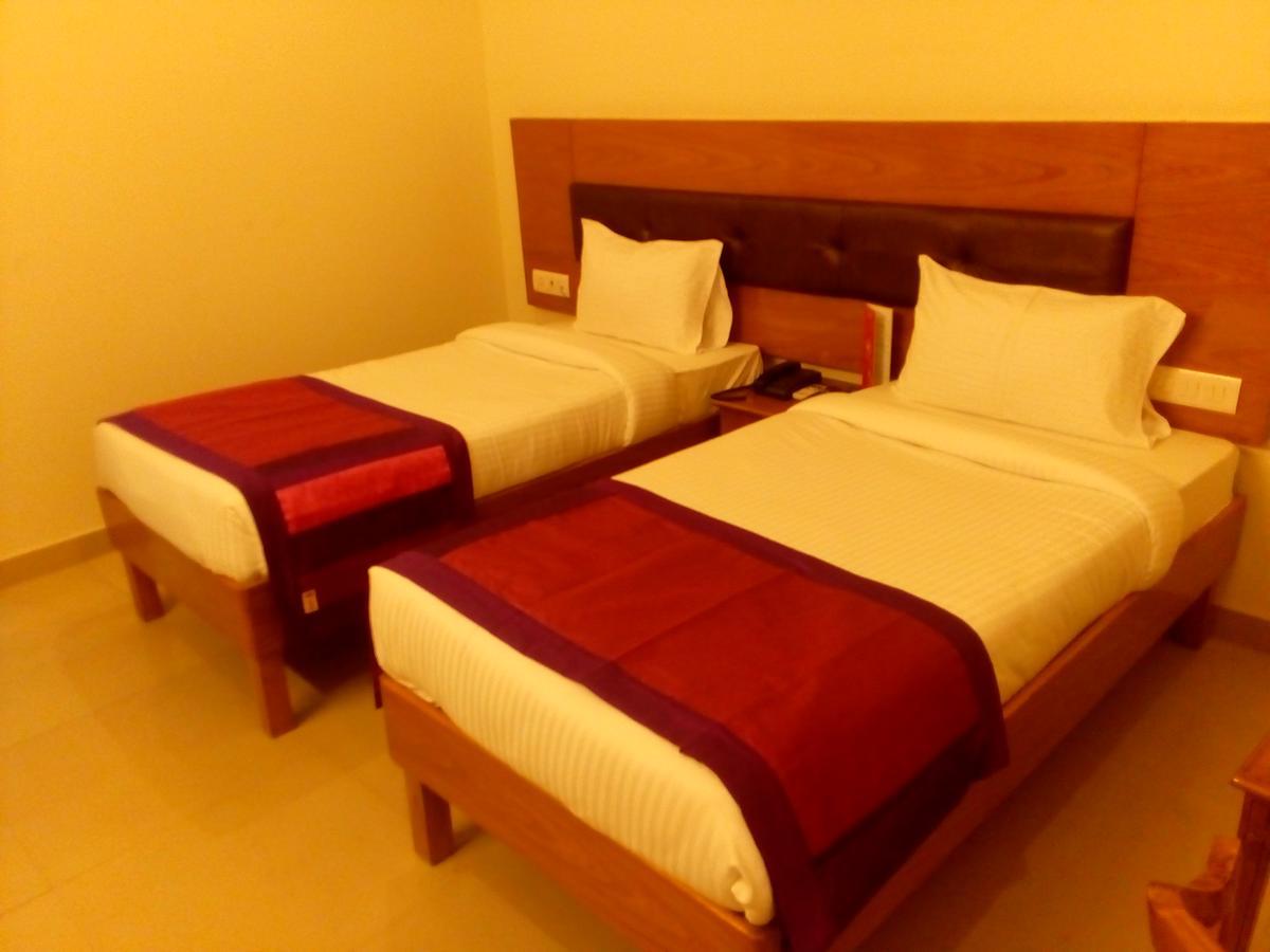 Red Carpet Hotels Нойда Екстер'єр фото