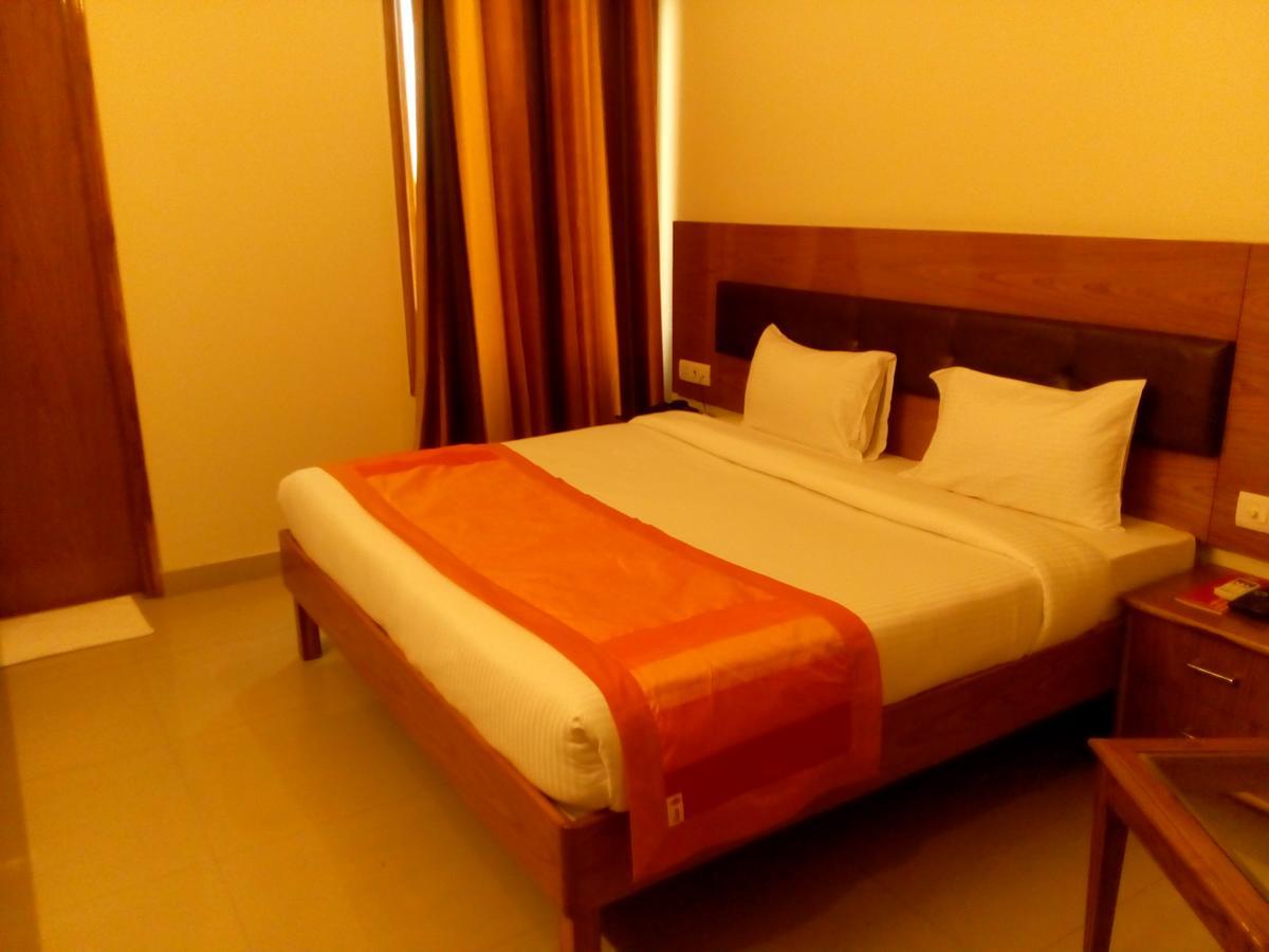 Red Carpet Hotels Нойда Екстер'єр фото