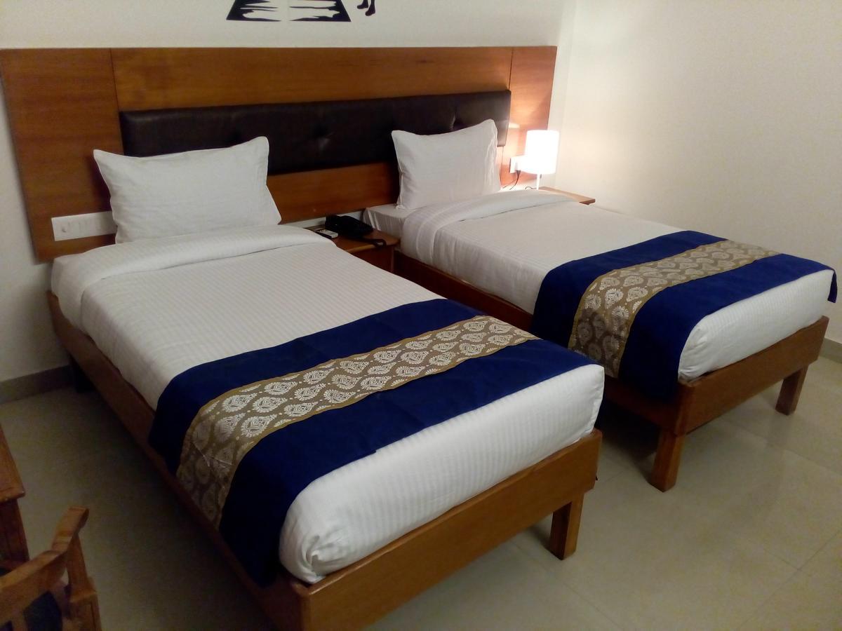 Red Carpet Hotels Нойда Екстер'єр фото