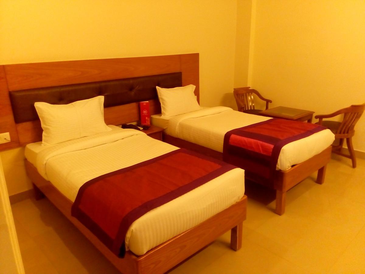Red Carpet Hotels Нойда Екстер'єр фото