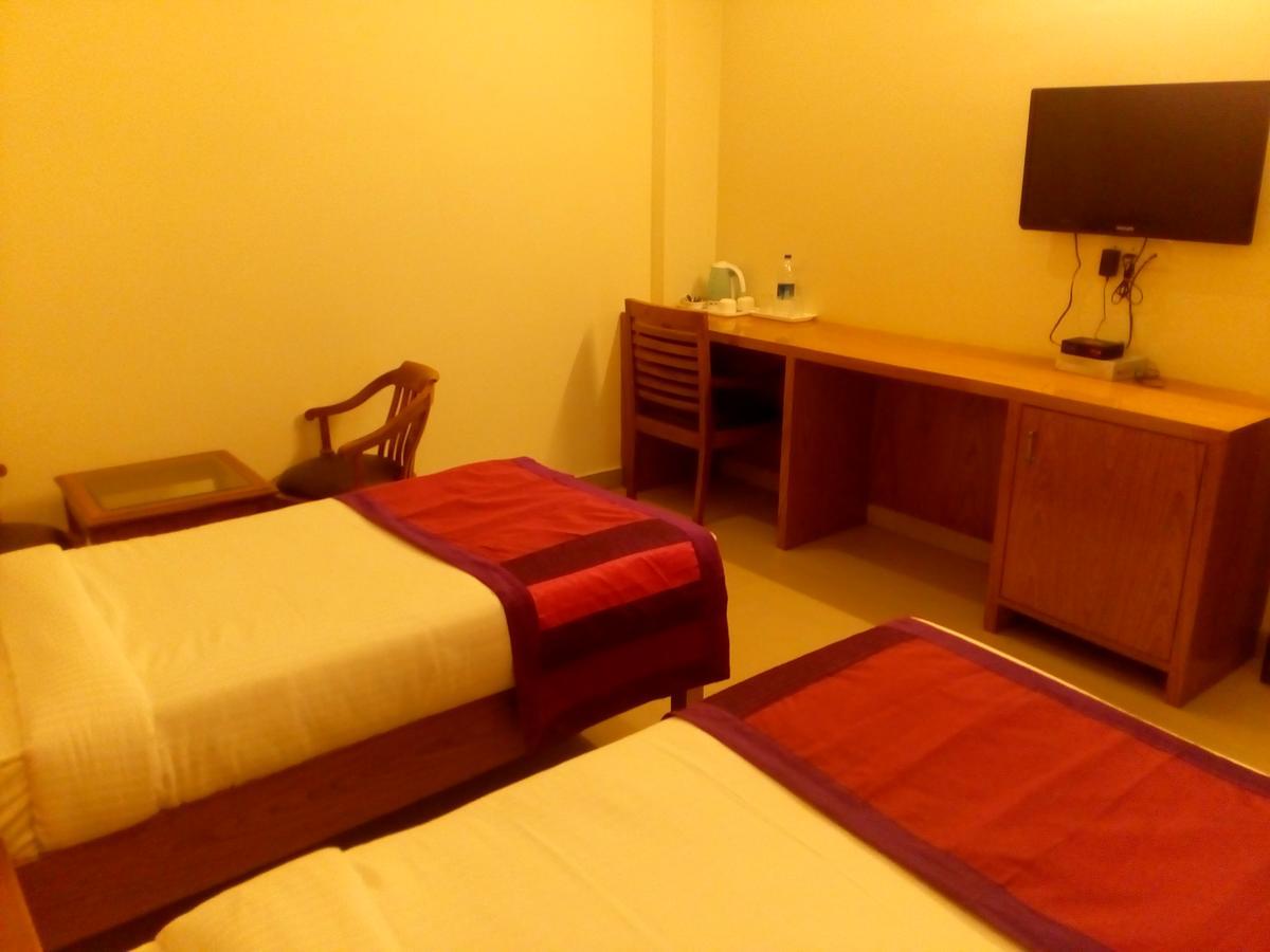 Red Carpet Hotels Нойда Екстер'єр фото