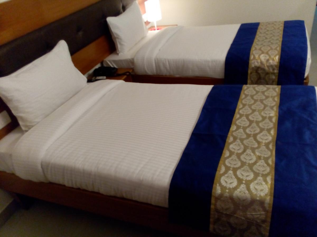 Red Carpet Hotels Нойда Екстер'єр фото