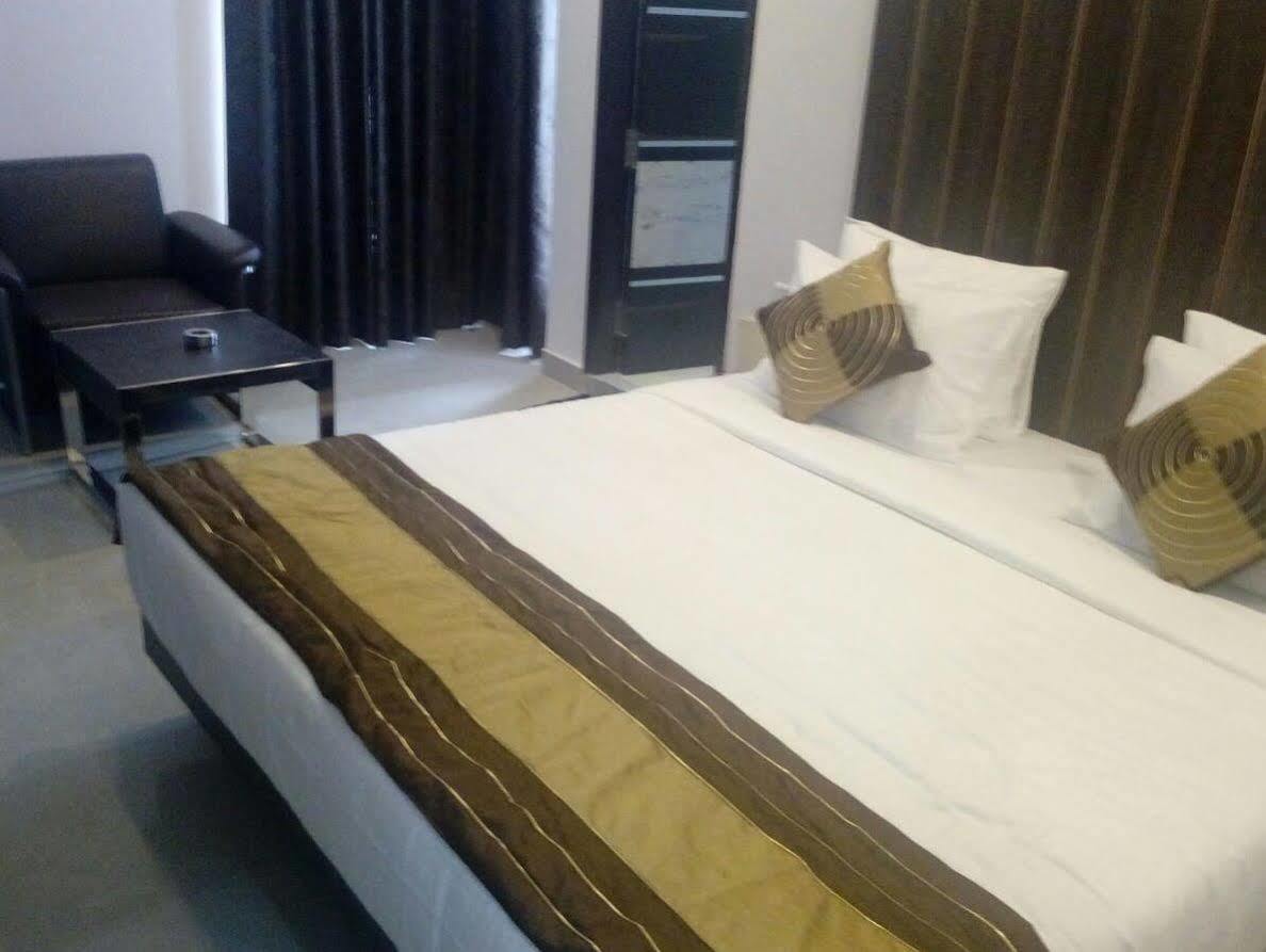 Red Carpet Hotels Нойда Екстер'єр фото